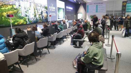 쌍용 더 플래티넘 부평 견본주택에 방문해 청약상담을 기다리는 수요자들. <이상현 기자>